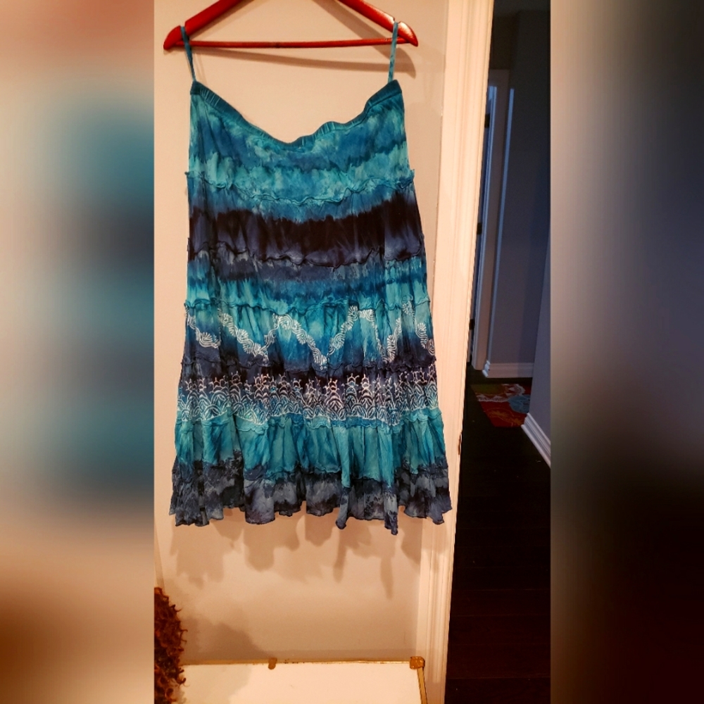 Turquoise flounce skirt. Turquiose/dark blue & white. Size L